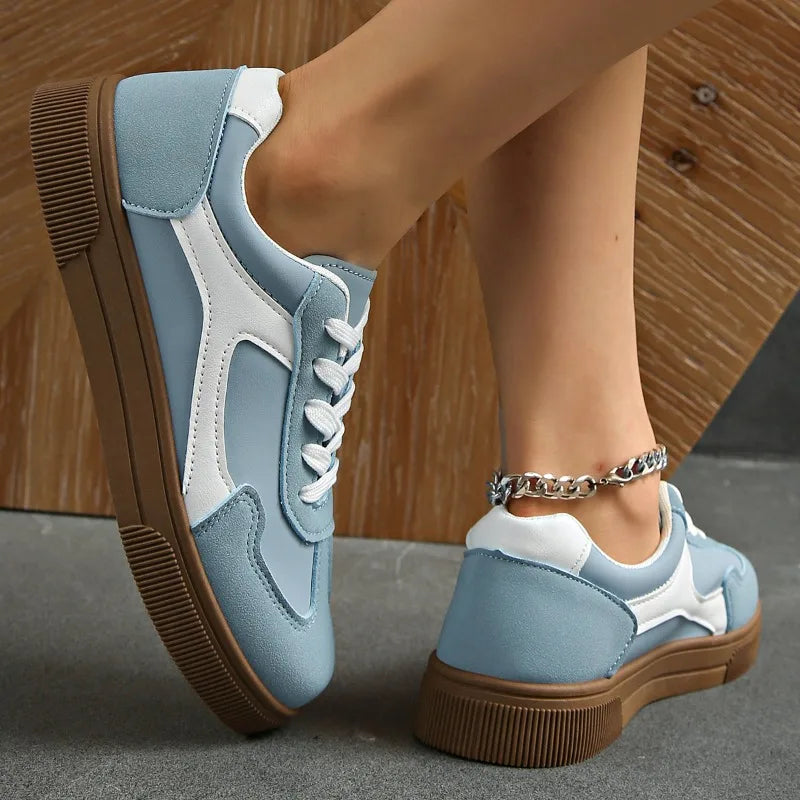 Femme portant des baskets bleu clair – look casual frais