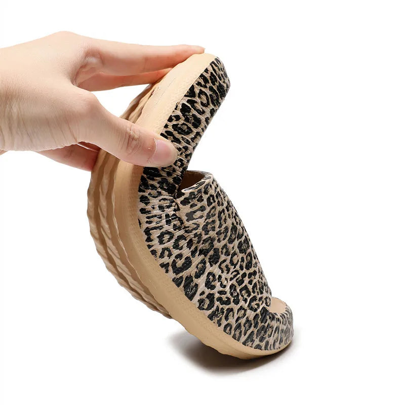 claquette leopard femme