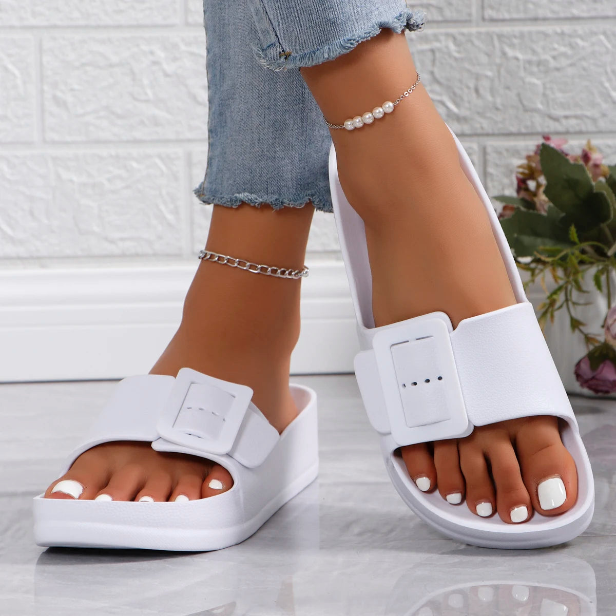 Claquettes blanches femme en EVA – semelle antidérapante, design minimaliste