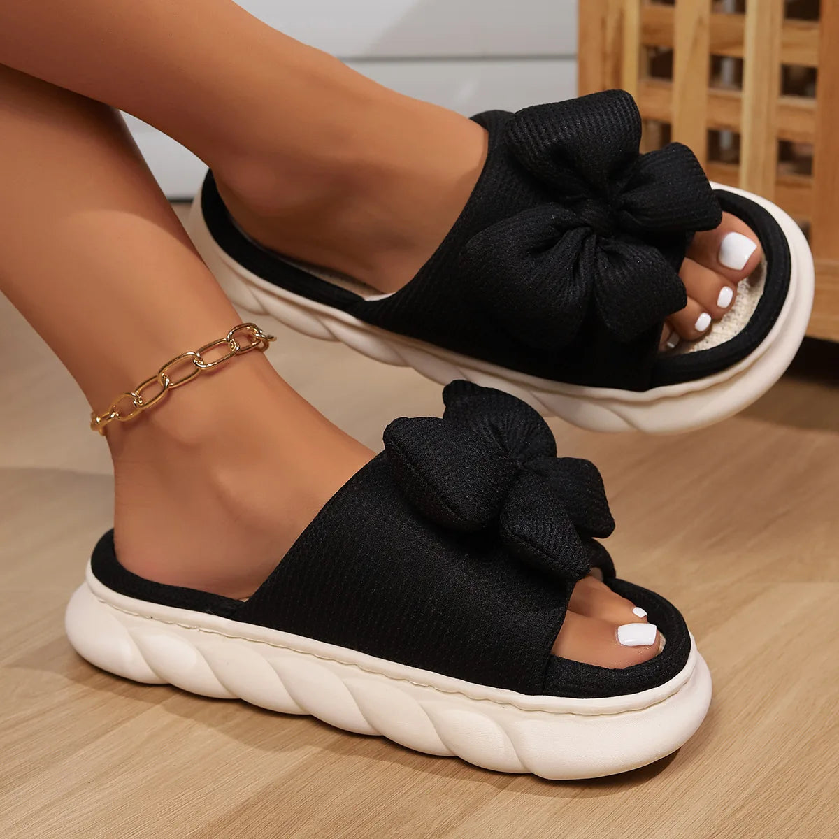 claquettes-confort-femme-noir-noeud-papillon