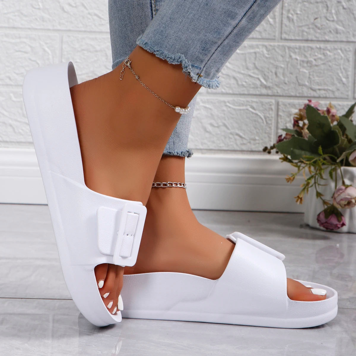 Femme portant des claquettes blanches – look estival simple