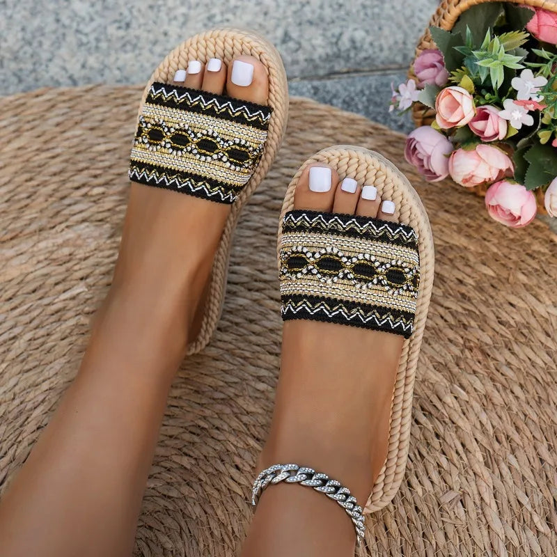 Femme portant des sandales bohème – tenue estivale élégante et libre