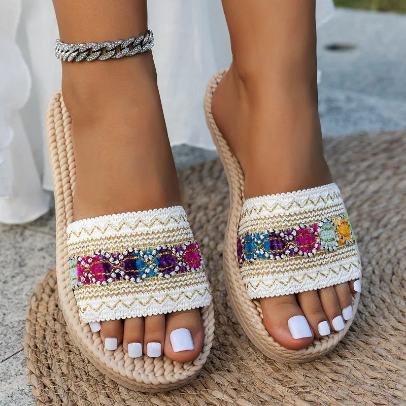 Sandales bohème femme en tissue tressé avec bride à motifs – look nomade chic