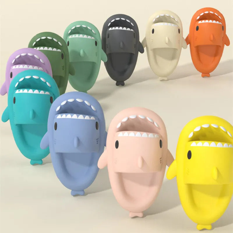 Collection de claquettes Requin multicolores sur fond plage