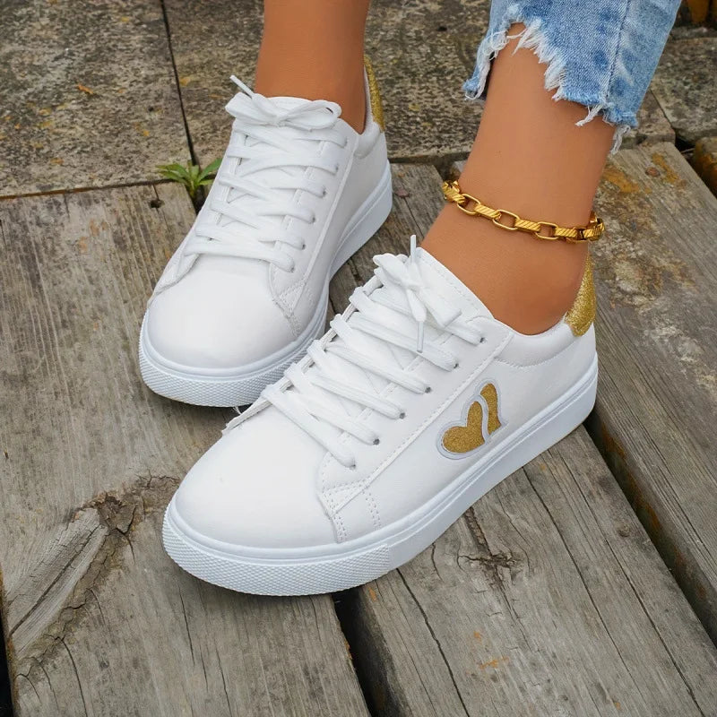 Baskets femme blanche en cuir artificiel lisse – look chic et épuré