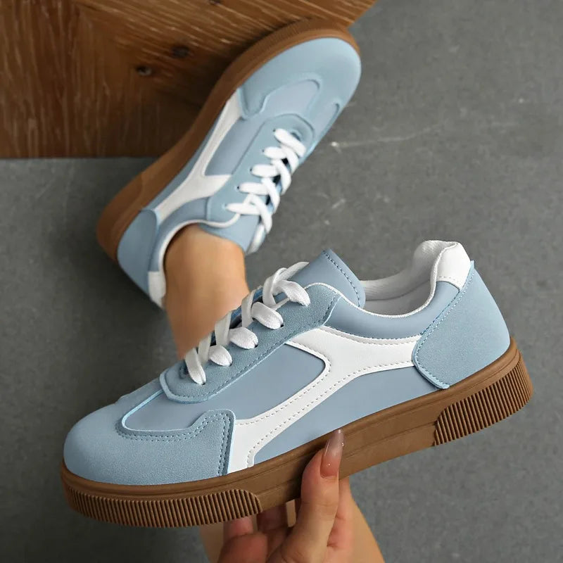 Baskets femme bleu clair pastel – semelle marron et lacets plats