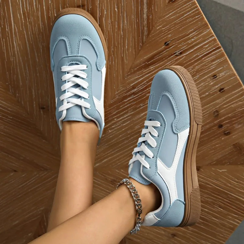 femme portant des baskets bleu 
