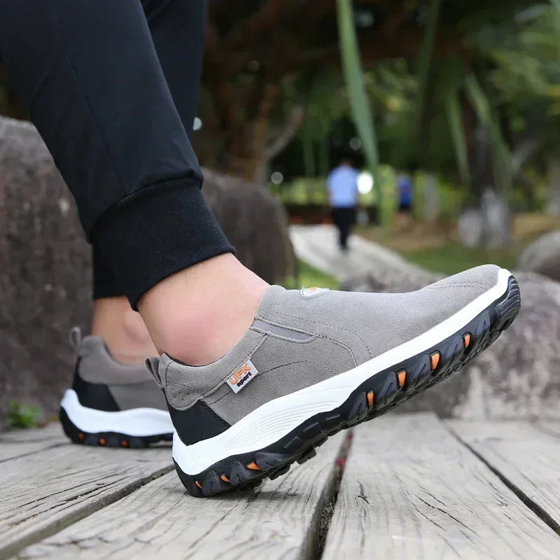 Homme portant des baskets de sport slip-on avec un jogging – look décontracté