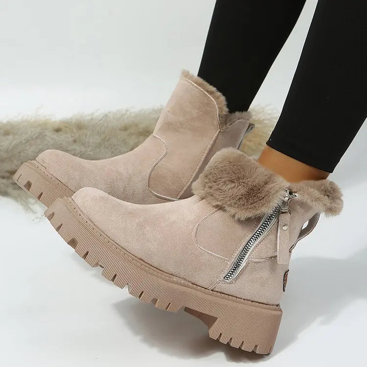 Femme portant des bottines de neige élégantes 