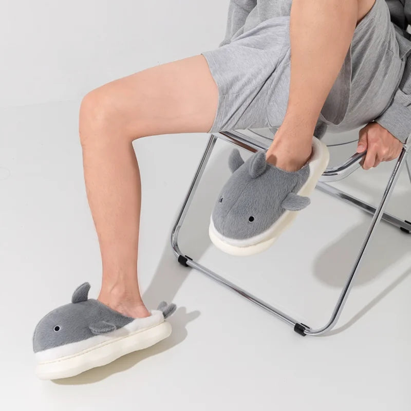 Adulte portant des chaussons dauphin en train de se détendre