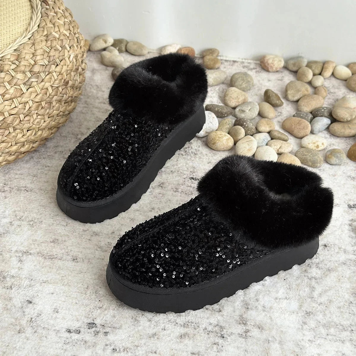 Chaussons élégants noirs pour femme, matière peluche courte moderne