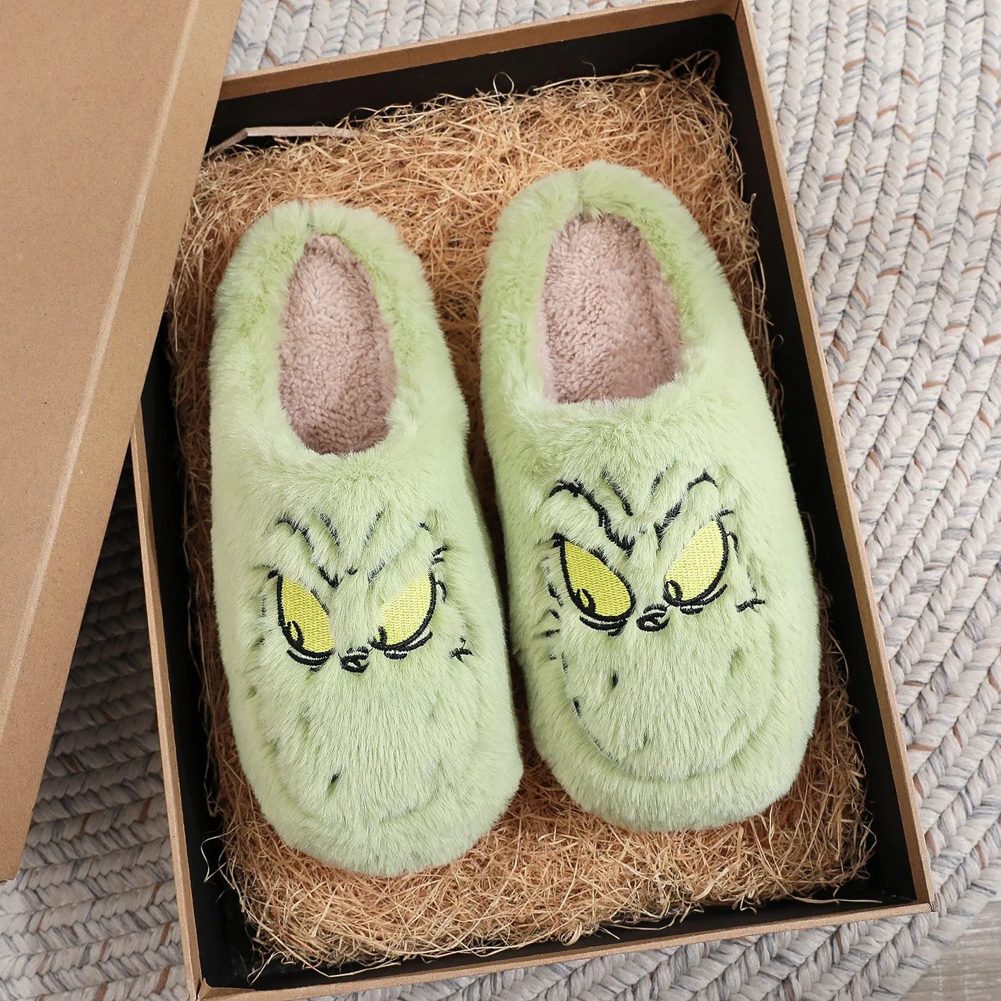 Chaussons Grinch emballés comme un cadeau de Noël