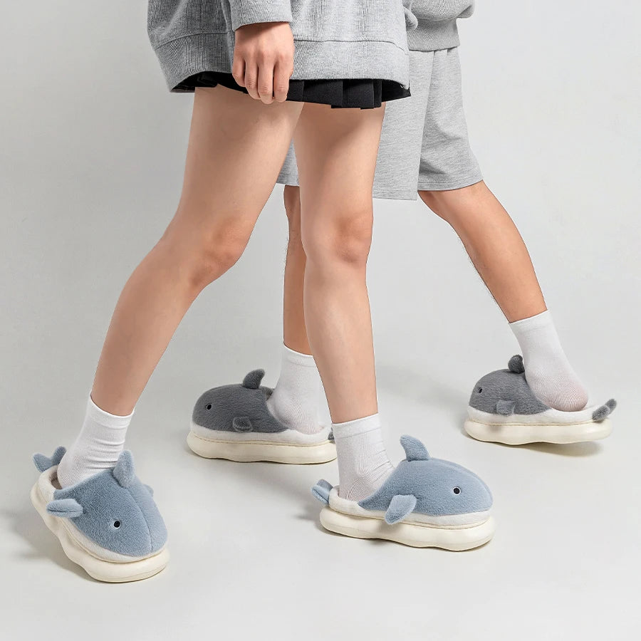 chaussons dauphin portée par une homme et une femme