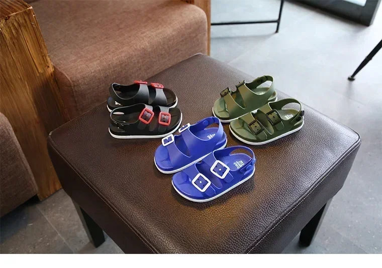 differents coloris de chaussure de plage pour enfants 