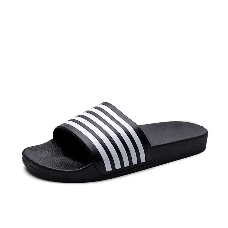 claquette homme noire sur fond blanc 