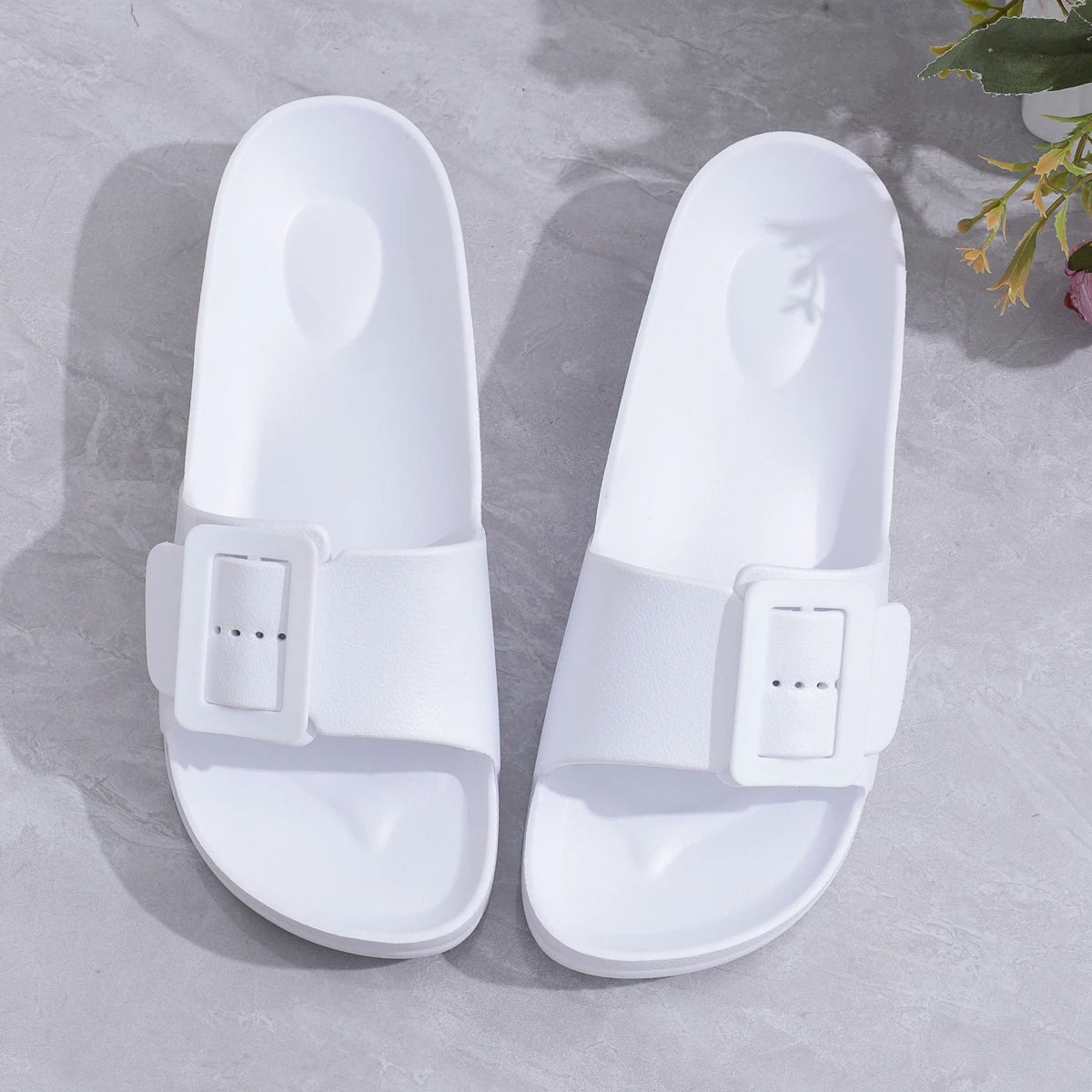 claquettes blanche minimaliste