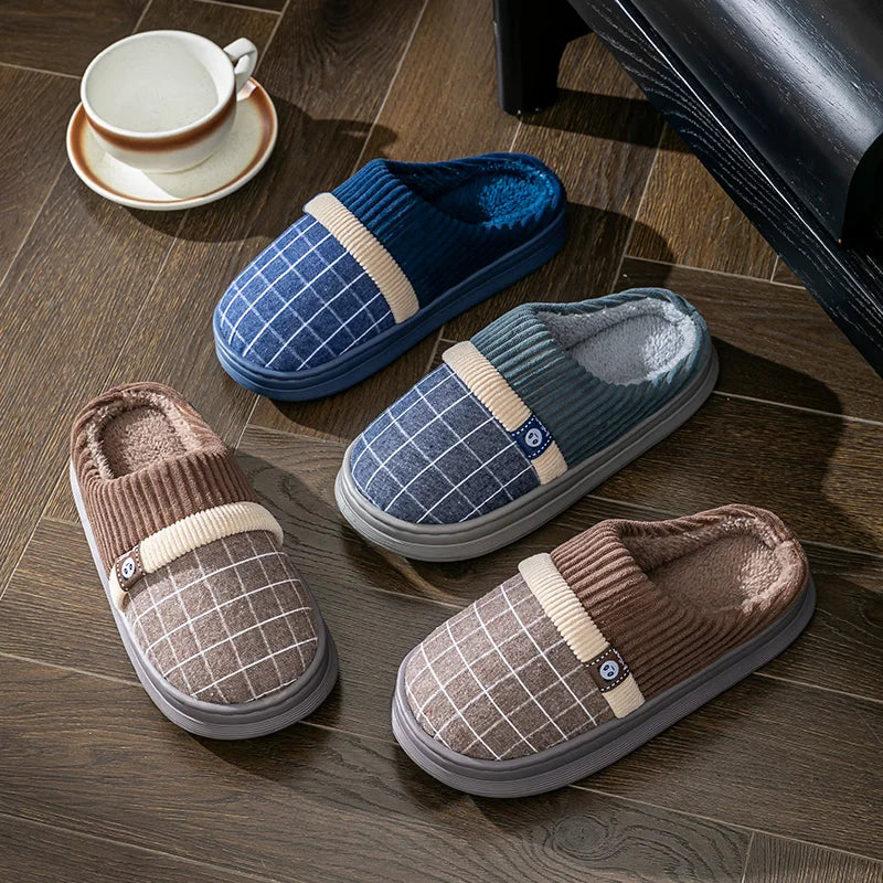 Les trois coloris de pantoufles homme : bleu, gris et marron