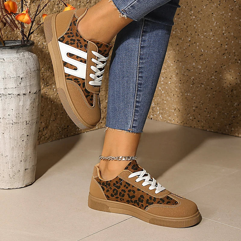 Femme portant des baskets léopard avec un jean bleu – look urbain et audacieux