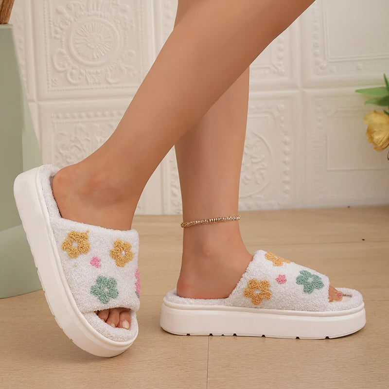 Femme portant une claquette fleur blanche – look estival frais