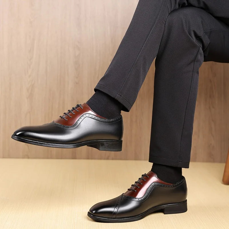 Homme en costume portant des chaussures Oxford marron – élégance cérémonie