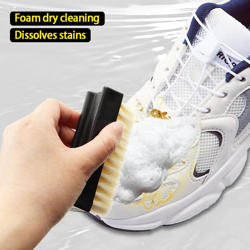 Nettoyage d’une basket blanche avec la brosse et le produit – action moussante